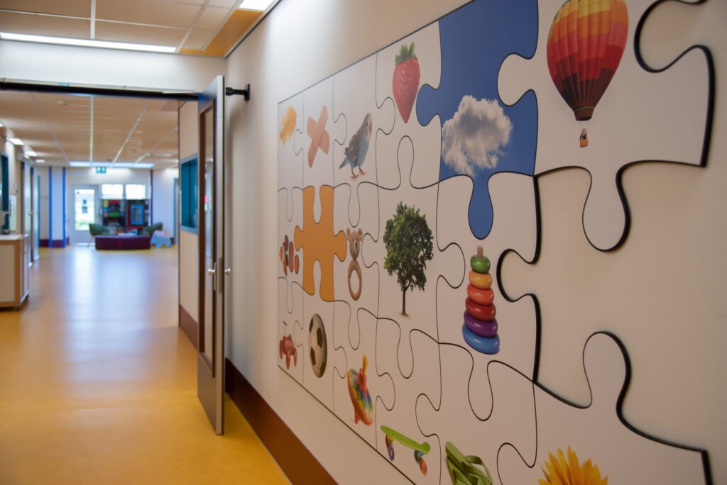 Adrz - Kinderafdeling - muur met puzzelstukken